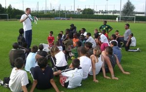 David robert explique le flag football au groupe